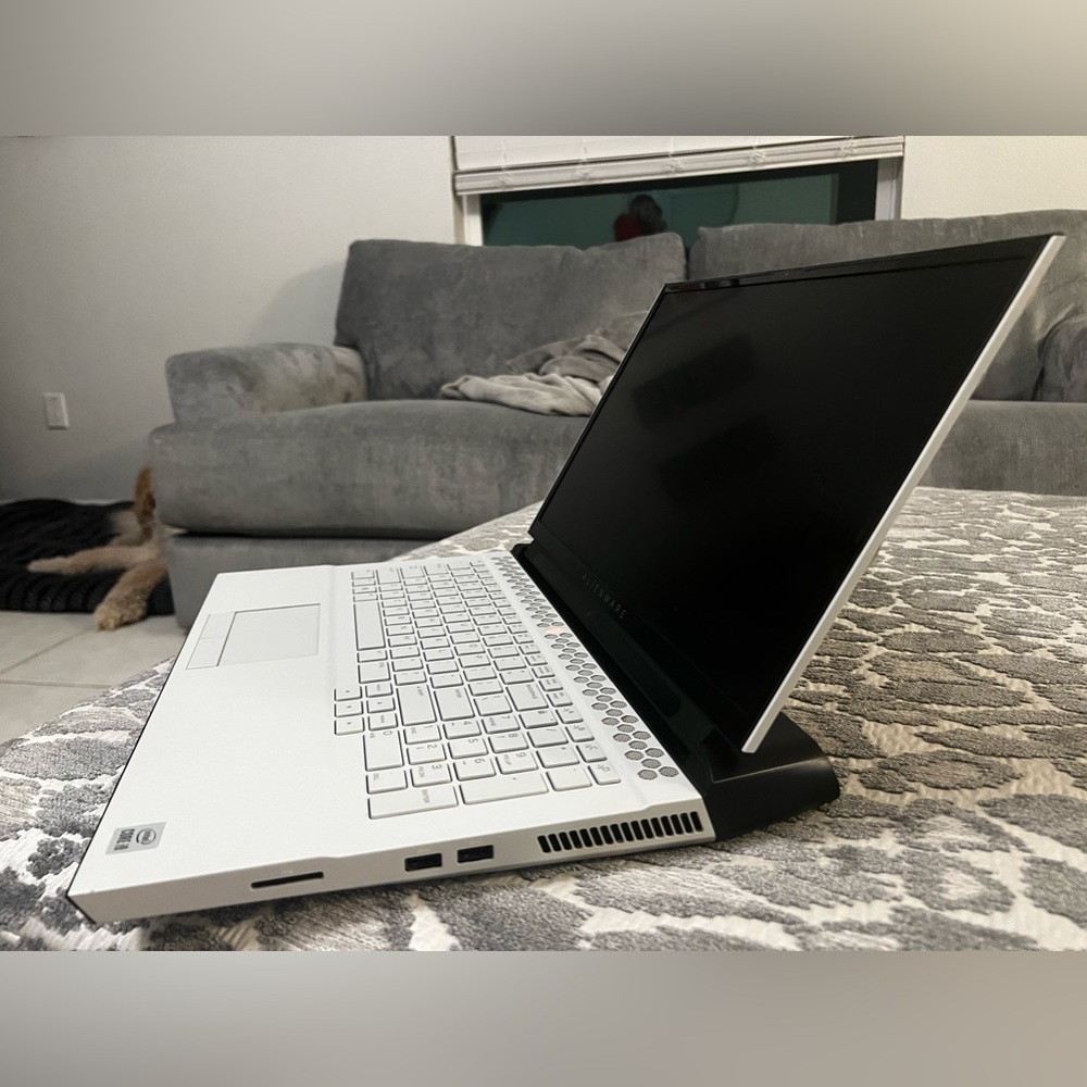 Alienware 51m R2 Gaming Laptop - Picture 8 of 11